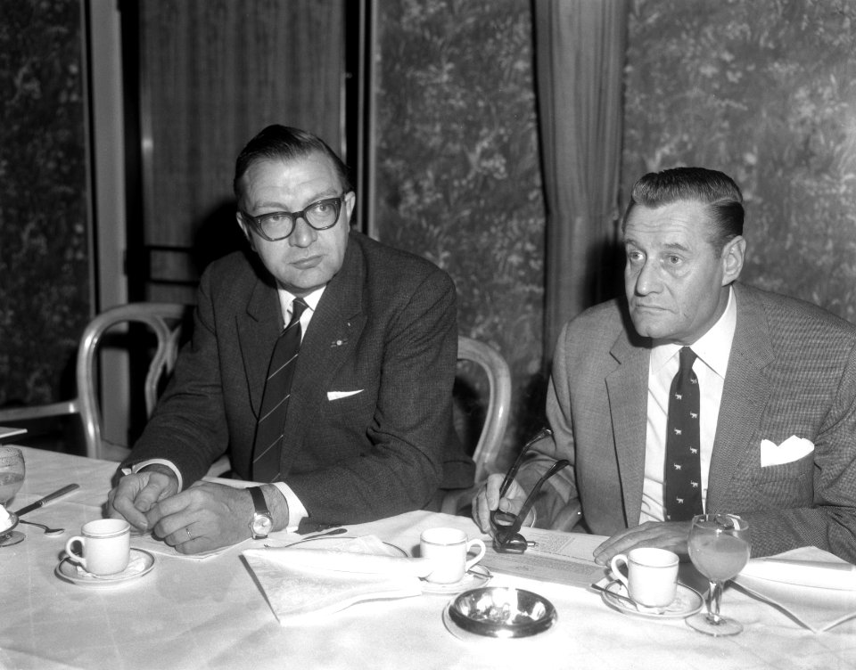 Jack Haslinghuis (directeur Phonogram NV) en rechts drs. Van der Brink (Presiden, Bestanddeelnr 919-6165