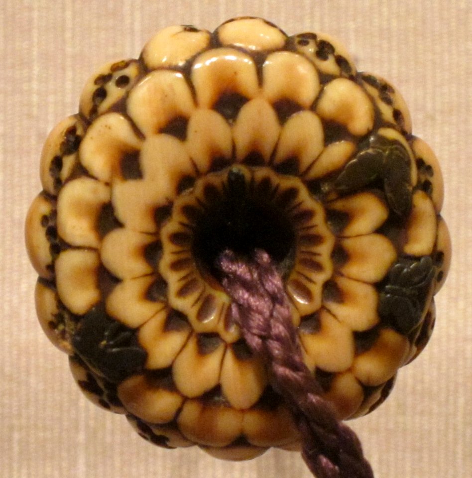 Ivory netsuke with chrysanthemum, Japan, Edo period, HAA