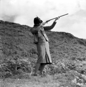 Jacht Vrouw schietend met een jachtgeweer op het Isle of Skye, Bestanddeelnr 254-2370