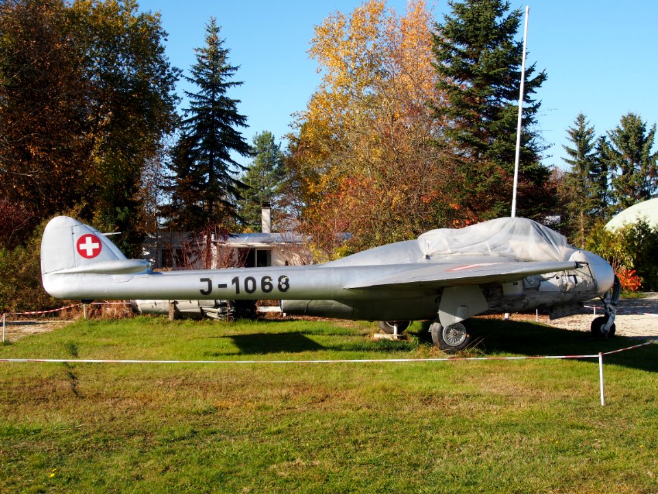 J-1068 (aircraft) De Havilland Vampire FB6 (DH-100) pic1