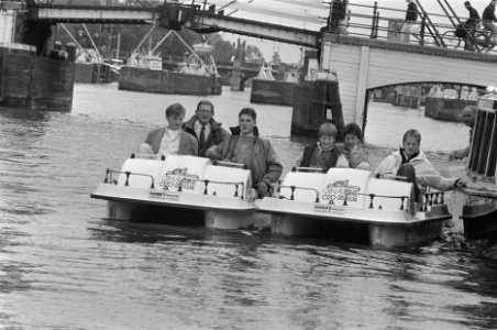 Jaarlijks foto-uurtje Prinses Margriet en gezin v.l.n. Bernhard, mr. Pieter van, Bestanddeelnr 934-0059