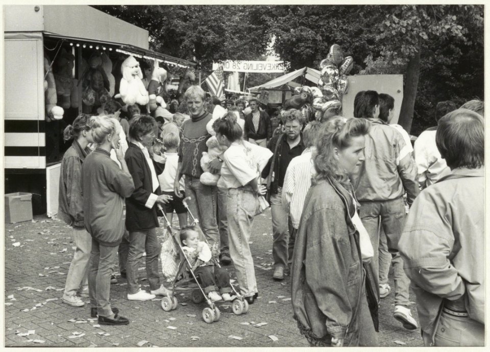 Jaarmarkt op de Kromme Spieringweg. NL-HlmNHA 54023523