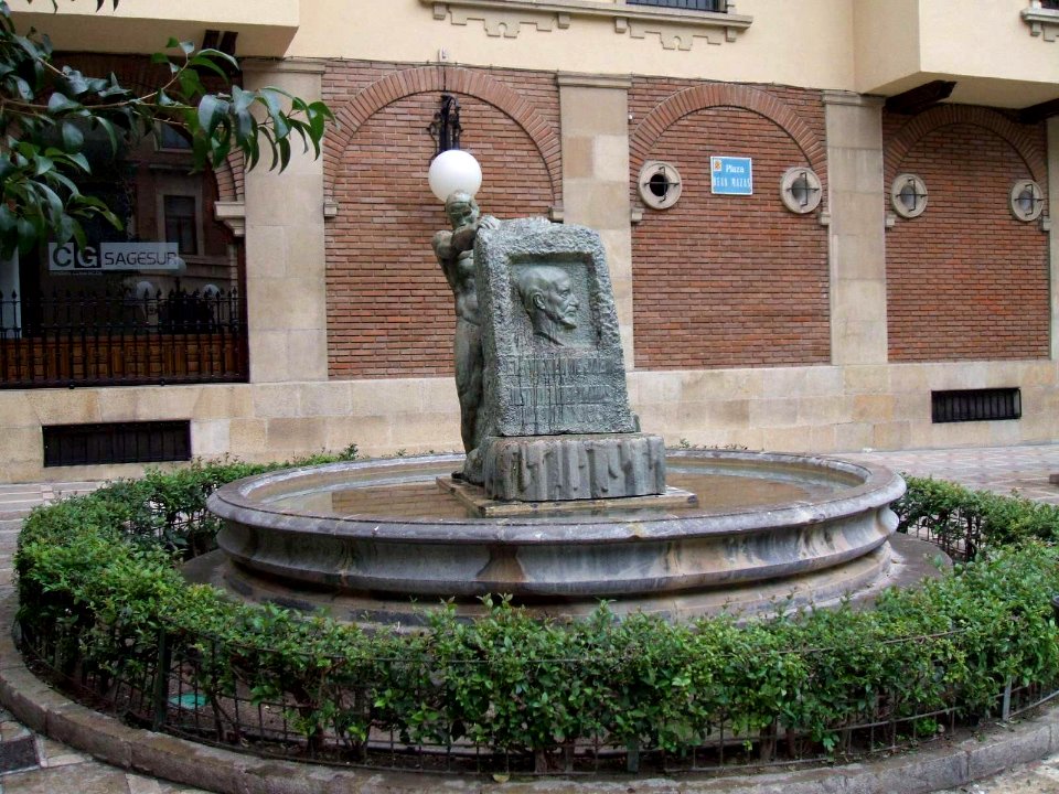 Jaén - Plaza del Deán Mazas, Monumento a Justino Flórez
