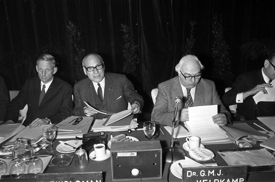 Jaarvergadering aandeelhouders EMS in Kurhaus, v.l.n.r. mr. Leley , Zwolsman en , Bestanddeelnr 926-1259