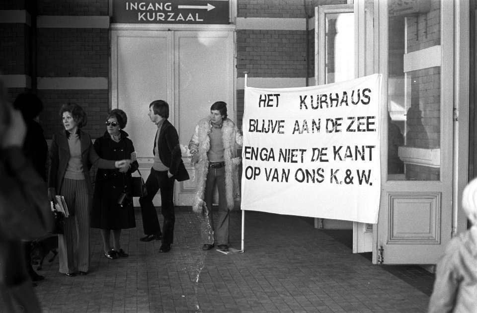Jaarvergadering aandeelhouders EMS in Kurhaus, Protestbord (Kurhaus moet blijven, Bestanddeelnr 926-1265