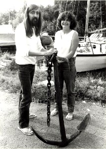 Jachthaven A. Peetoom. Kees en Marijke Hoffman met hun gevonden anker uit de Mooie Nel. (Jaartal van smeden is vermoedelijk 1883). Aangekocht in 1985 van United Photos de Boer bv. - Negatief, NL-HlmNHA 1478 25900 K 38