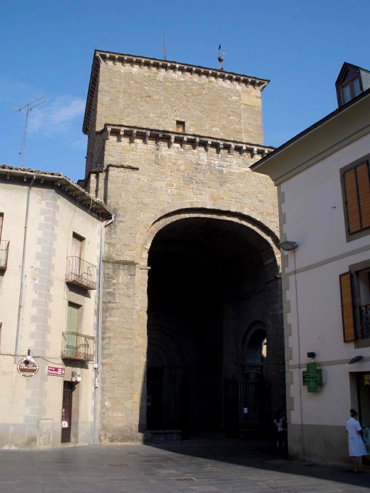 Jaca - Catedral, atrio y portada occidentales 15