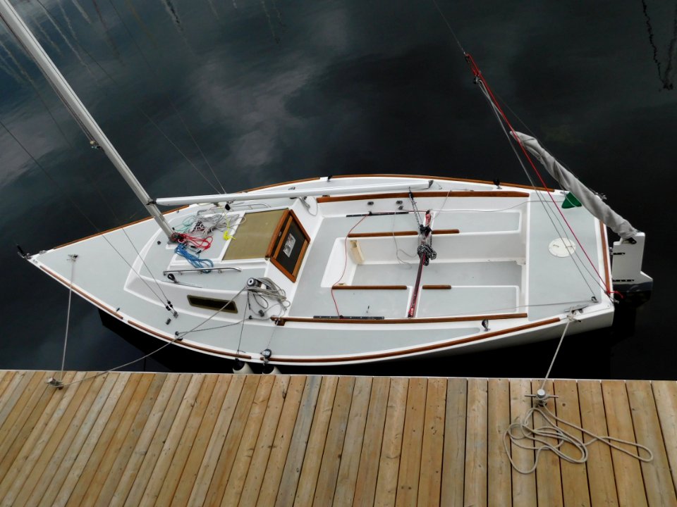 J22 sailboat 2528