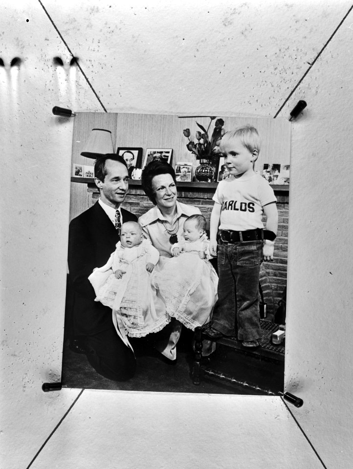 Irene, Carlos en kinderen op Soestdijk, Irene en Carlos met de tweeling Margueri, Bestanddeelnr 926-2683
