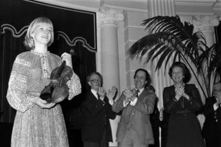 Irene den Herder met viool, op de achtergrond applaudiserende Beatrix, Bestanddeelnr 930-1848