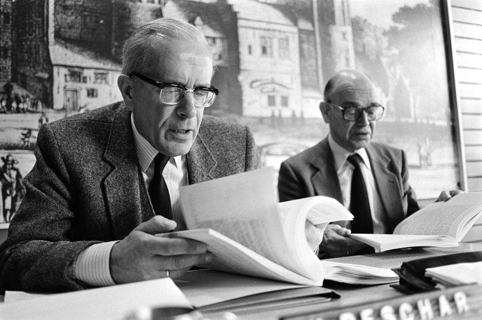 Jaarverslag Algemene Rekenkamer in Den Haag . Drs. H. Peschar links en dhr. H. M, Bestanddeelnr 932-0800