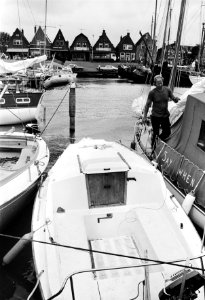 Jacht de Orion in de haven van Volendam, waarvan de opvarenden, drie taxichauf, Bestanddeelnr 930-9502