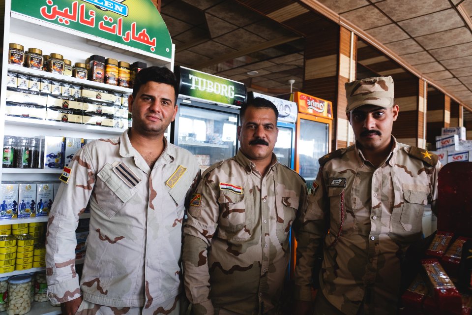 Iraqi security forces visiting a market in Sinjar 03