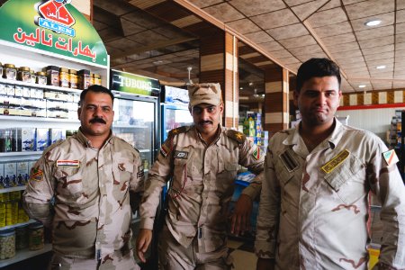 Iraqi security forces visiting a market in Sinjar 01
