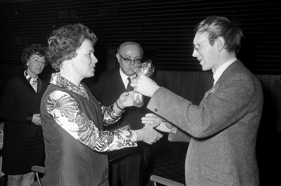 Jaarvergadering VVD in Breda. Links mevrouw H. van Someren Downer , rechts A. St, Bestanddeelnr 923-3086
