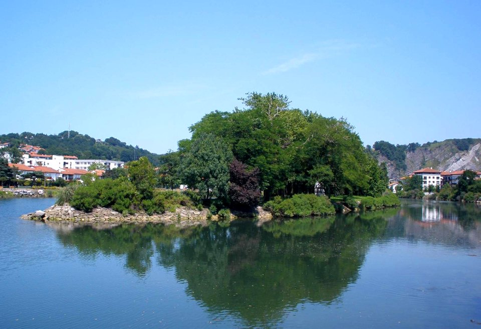 Irun - Isla de los Faisanes sobre el río Bisasoa 01
