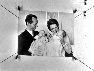 Irene, Carlos en kinderen op Soestdijk, Irene en Carlos met de tweeling Margueri, Bestanddeelnr 926-2682