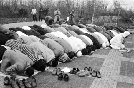 Islamitische begraafplaats in gebruik genomen op Westgaar (Amsterdam) biddende , Bestanddeelnr 930-0485