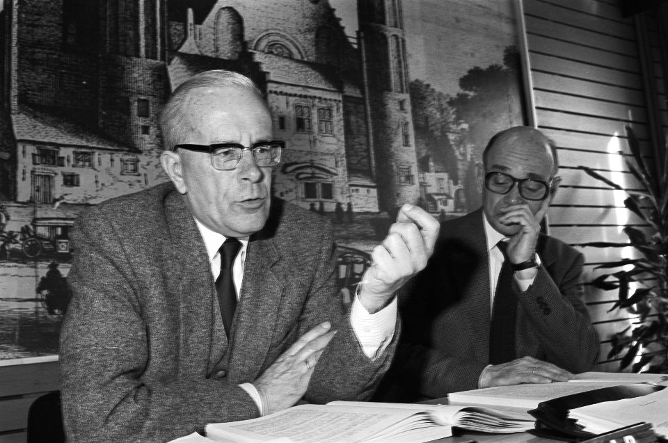 Jaarverslag Algemene Rekenkamer in Den Haag . Drs. H. Peschar (president) links , Bestanddeelnr 932-0798