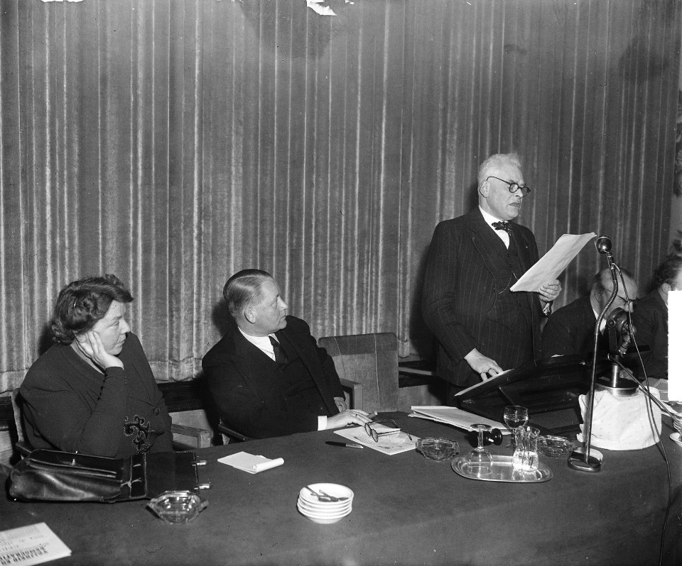 Jaarvergadering VVD in Utrecht. Burgemeester van Rotterdam Oud houdt een toespra, Bestanddeelnr 903-3055