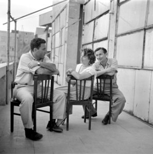 Irwin Shaw de befaamde romancier (links) bij zijn bezoek aan Israel in 1949 teza, Bestanddeelnr 255-1382