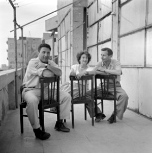 Irwin Shaw de befaamde romancier (links) bij zijn bezoek aan Israel in 1949 teza, Bestanddeelnr 255-1381