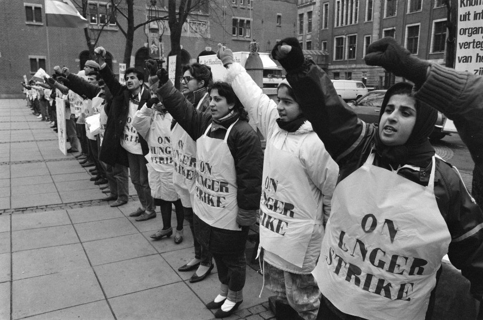 Iraniers in hongerstaking op Beursplein in Amsterdam uit protest tegen executies, Bestanddeelnr 934-3687