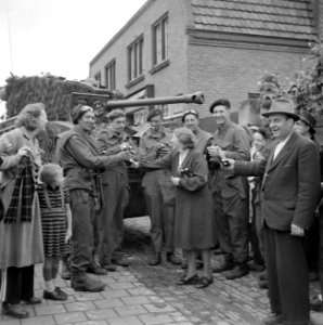 Inwoners van Aalst bieden militairen flessen drank aan, vermoedelijk aan soldate, Bestanddeelnr 255-9186