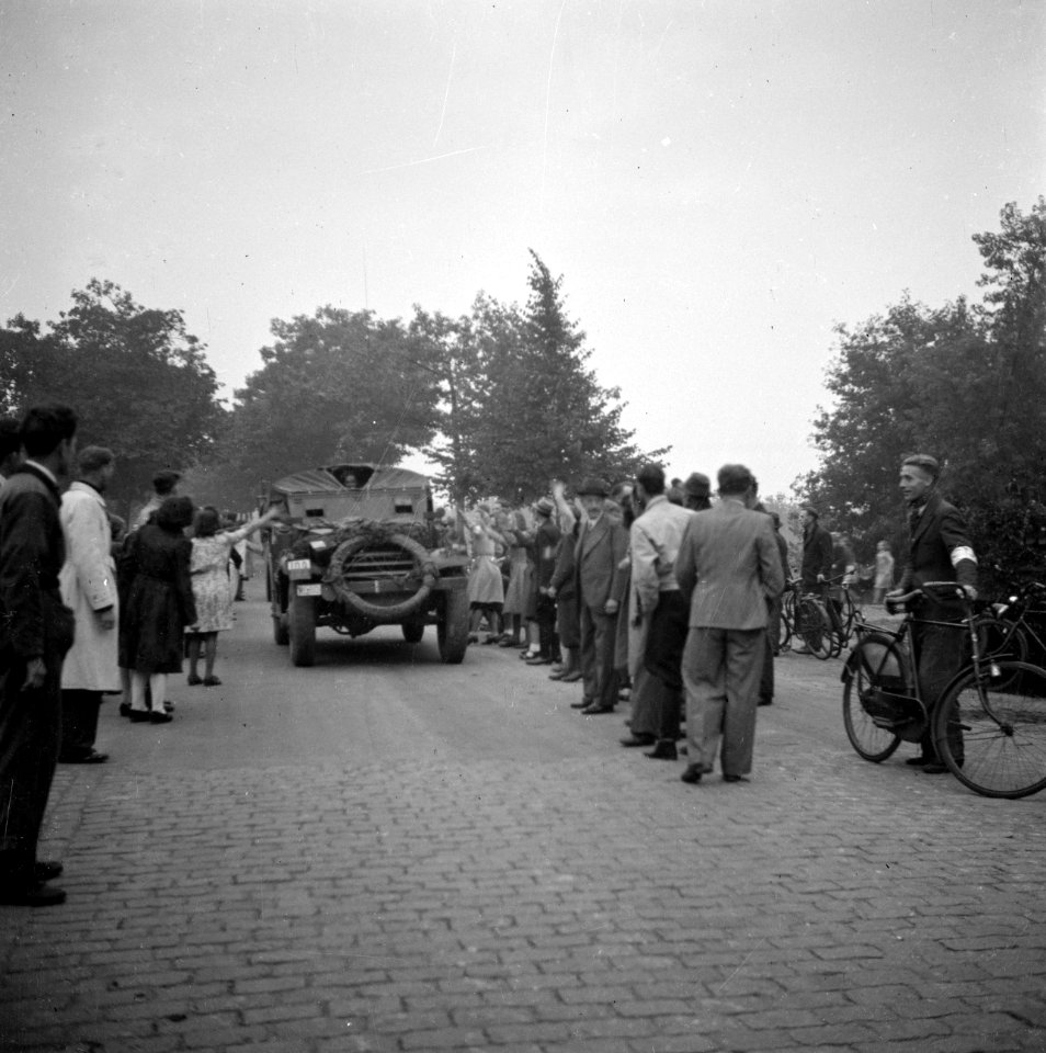 Inwoners van Aalst verwelkomen de militairen van de Prinses Irene Brigade, Bestanddeelnr 255-9179