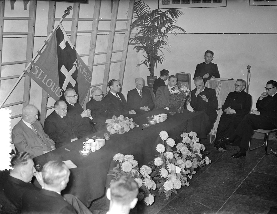 Inzegening St. Louisjongenschool Falkstraat Amsterdam door Deken van de Burgt, Bestanddeelnr 907-4274