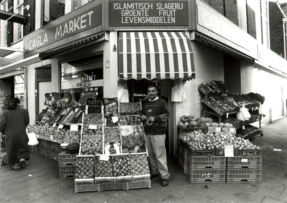 Islamitische slager en turks fruit in opmars. Aangekocht van United Photos de Boer bv. - Negatiefnummer 40409 k 37. - Gepubliceerd in het Haarlems Dagblad van 03.11.1994. Identificatie nummer 54-03532