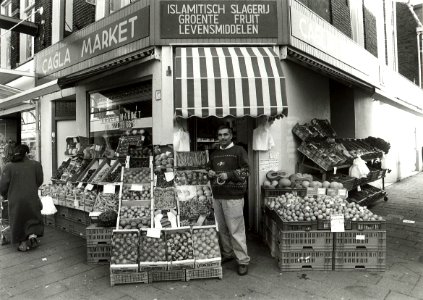 Islamitische slager en turks fruit in opmars. Aangekocht van United Photos de Boer bv. - Negatiefnummer 40409 k 37. - Gepubliceerd in het Haarlems Dagblad van 03.11.1994. Identificatie nummer 54-03532