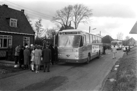 Inwoners van Katwoude stappen in de bus op weg naar het hotel, Bestanddeelnr 924-3964