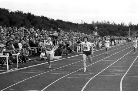 Irena Szewinska (Polen) wint 200 meter (rechts) voor Karla Bodendorff (DDR), Bestanddeelnr 928-0516