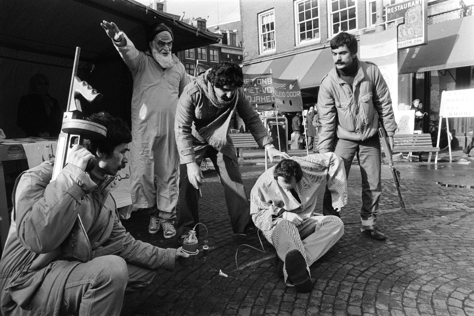 Iraniers demonstreren op het Spui in Amsterdam tegen bewind van Khomeini, Bestanddeelnr 932-8618