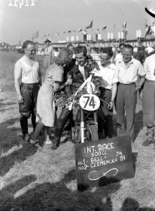 Iris Bell feliciteert haar echtgenoot Artie Bell (winnaar 500cc), Bestanddeelnr 902-2422