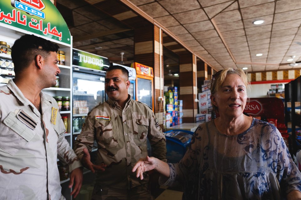 Iraqi security forces visiting a market in Sinjar 05