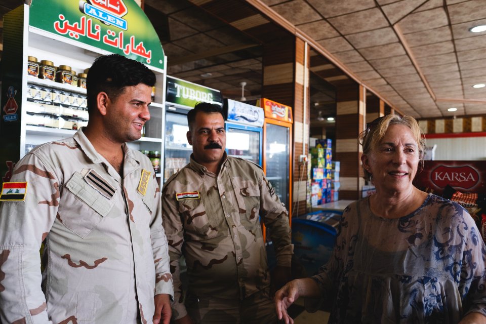 Iraqi security forces visiting a market in Sinjar 08