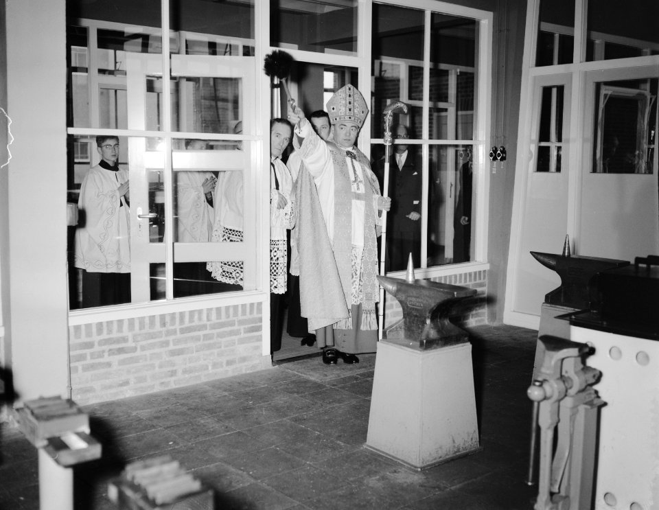 Inwijding door Mgr W M Beckers , bisschopcoatjutor Van den Bosch, Bestanddeelnr 909-2538