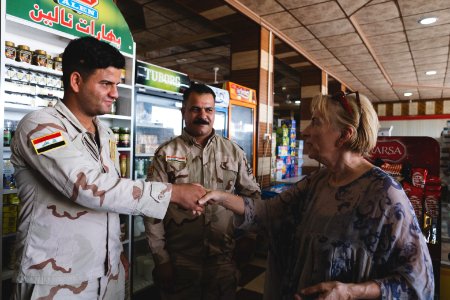 Iraqi security forces visiting a market in Sinjar 04