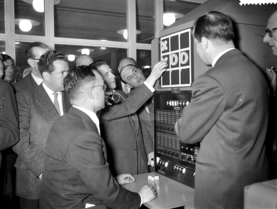 Ir. A. W. van der Plassche van de Nederlandse Heide Maatschappij stelt elektroni, Bestanddeelnr 908-4446