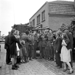 Inwoners van Aalst bieden militairen flessen drank aan bij de bevrijding, vermoe, Bestanddeelnr 255-9188