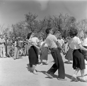 Inwoners van een kibboets dansen en zingen tijdens de herdenking van de onafhank, Bestanddeelnr 255-0748