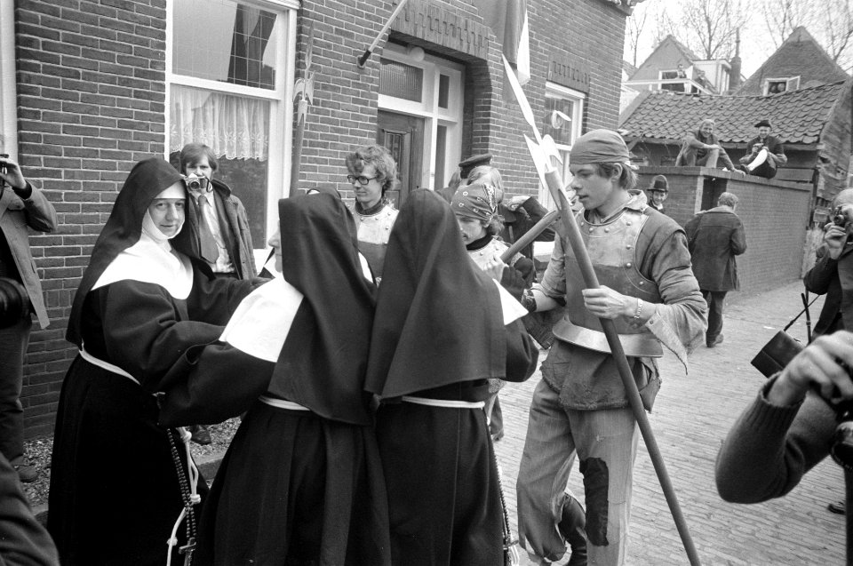 Inwoners van Den Briel vieren in oude kostuums bevrijding door Watergeuzen in 15, Bestanddeelnr 925-5006