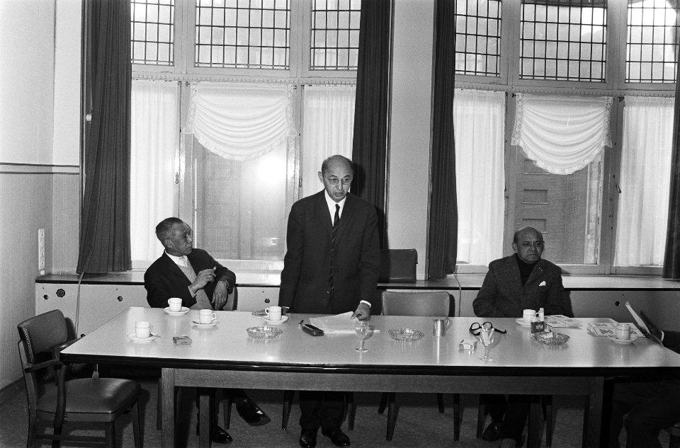 Ir. J.A. Manusama, president van de Republik Maluku Selatan (RMS), aan het woor…, Bestanddeelnr 924-3434