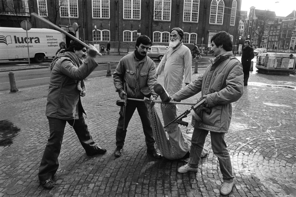 Iraniers demonstreren op het Spui in Amsterdam tegen bewind van Khomeini, Bestanddeelnr 932-8619