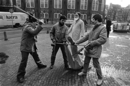 Iraniers demonstreren op het Spui in Amsterdam tegen bewind van Khomeini, Bestanddeelnr 932-8619