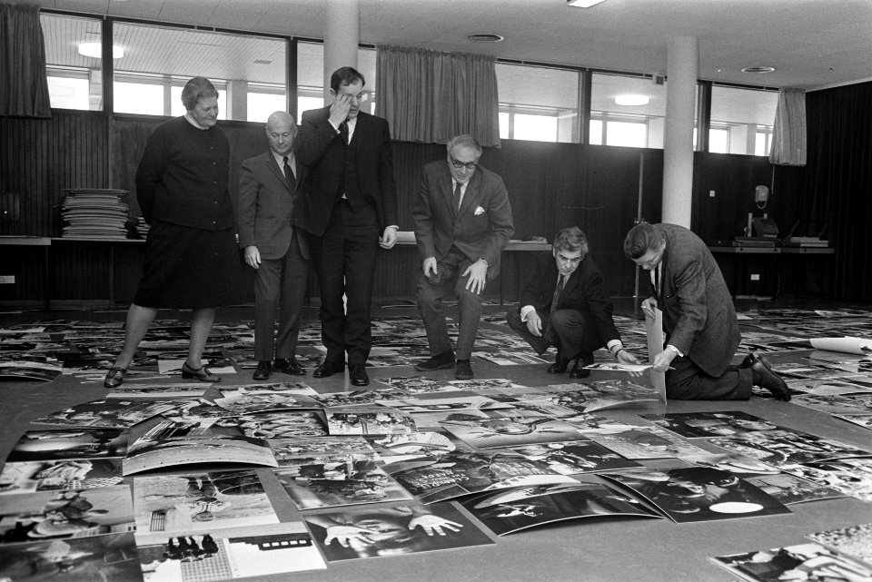 Inzendingen voor World Press Photo 1969 worden beoordeeld door jury in Congresge, Bestanddeelnr 923-0860