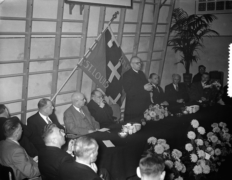 Inzegening St. Louisjongenschool Falkstraat Amsterdam door Deken van de Burgt, Bestanddeelnr 907-4272