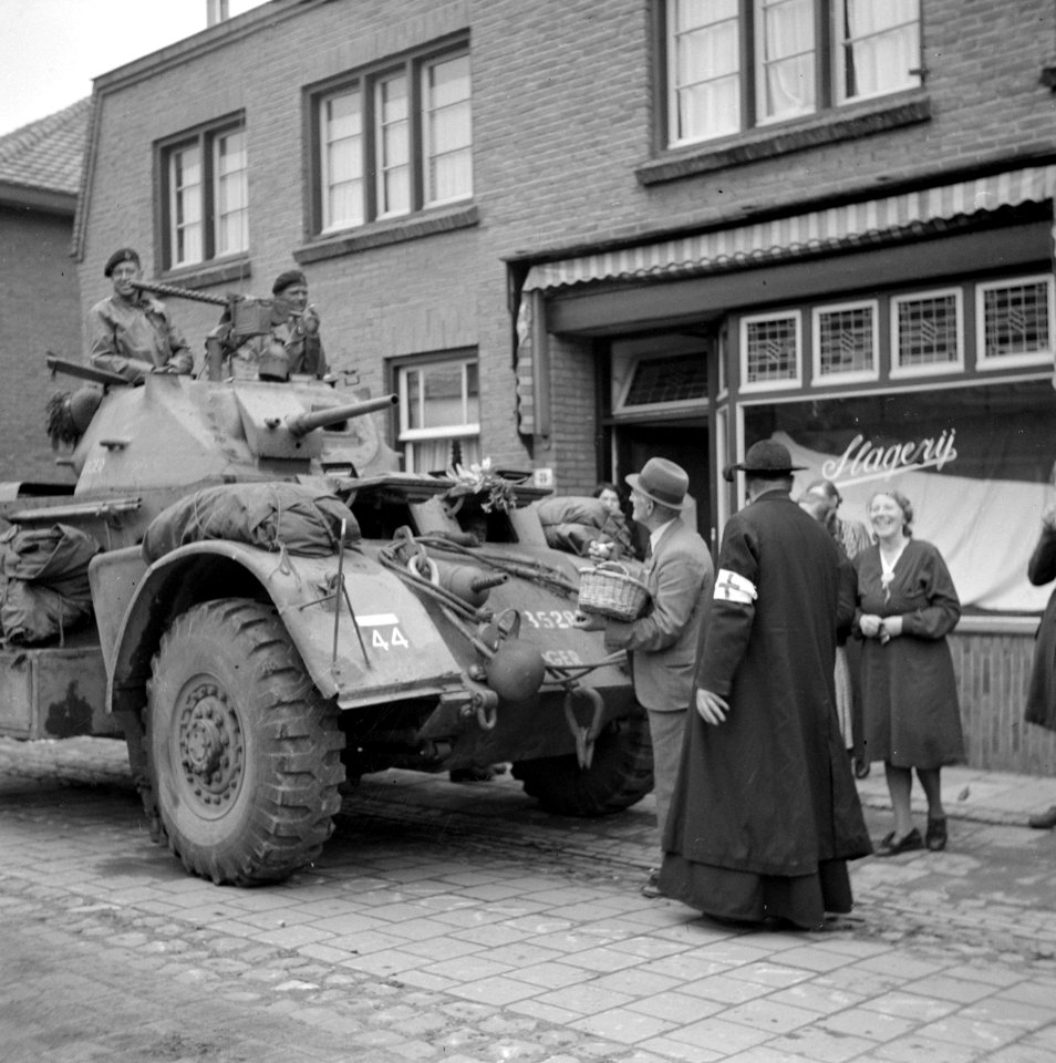 Inwoner van Aalst deelt bij de bevrijding fruit uit aan militairen in pantservoe, Bestanddeelnr 255-9190